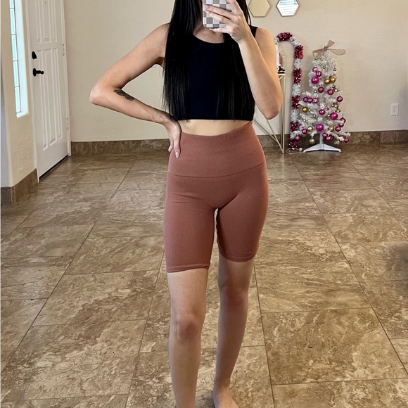 Pants - Women's Lightweight Mid Length Fitness Workout Seamless Ribbed Biker Shorts